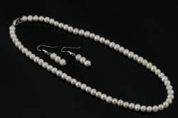 Perlový náhrdelník + náušnice 